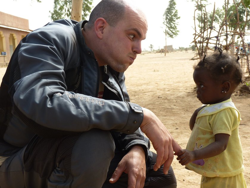 uomo bianco-bambina-villaggio