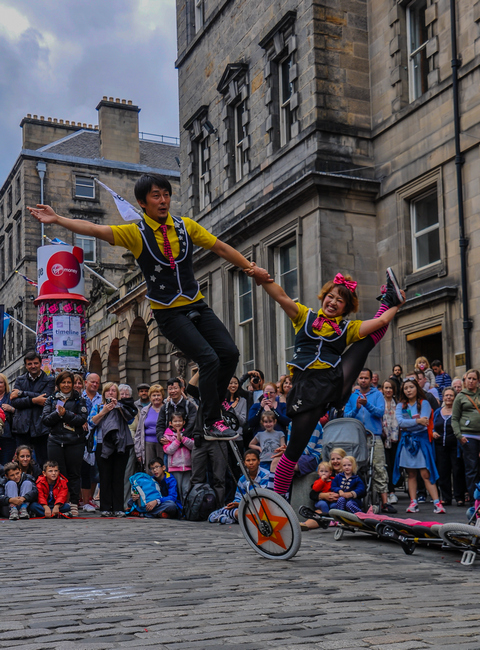 dal giappone una performante e simpatica coppia di acrobati e giocolieri