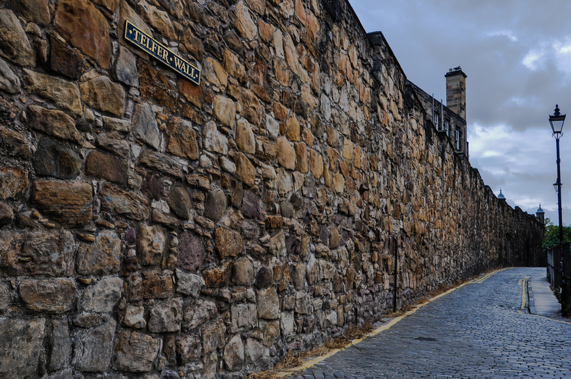 le mura della città vecchia di edimburgo
