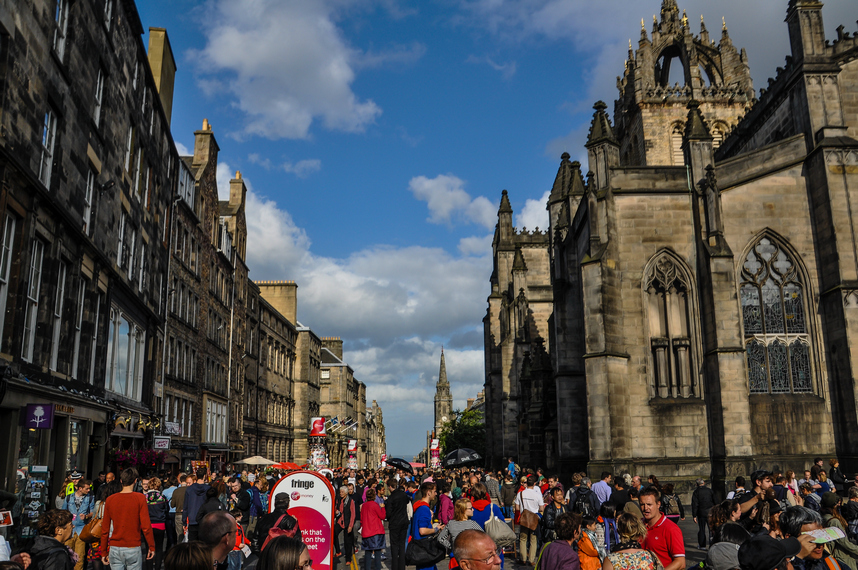 le vie di edimburgo durante il fringe festival