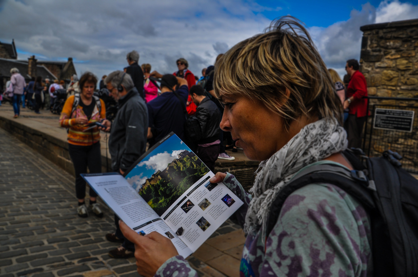 leggendo la guida tra le mura del castello di edimburgo
