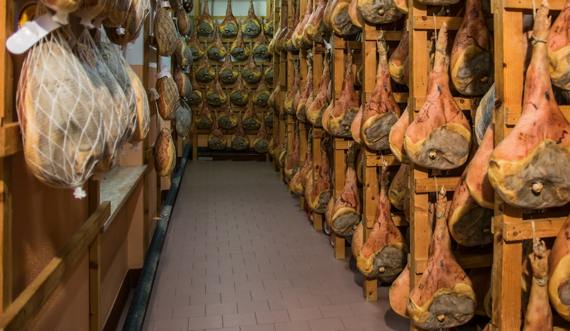 Lo stoccaggio e conservazione durante la stagionatura, su antiche rastrelliere di legno.