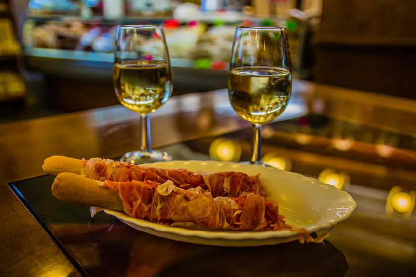 il miglior modo per degustare il prosciutto di San Daniele: grissino e un buon bicchiere di vino bianco del Friuli