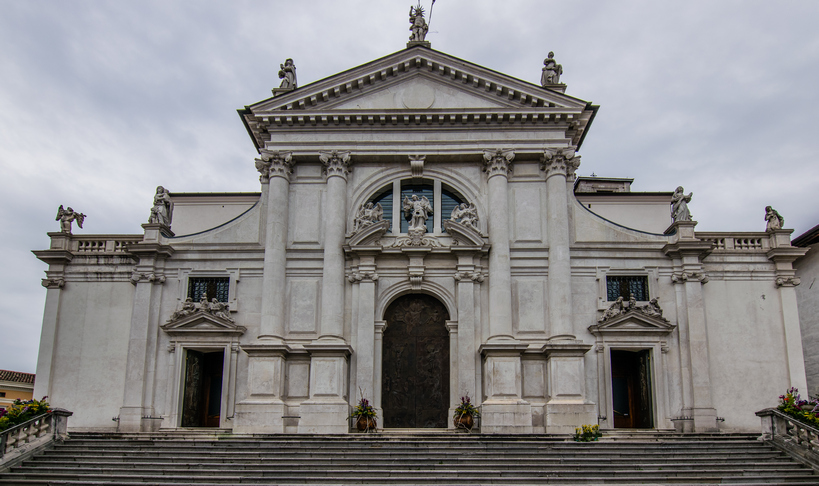 La facciata del duomo di S.Michele Arcangelo