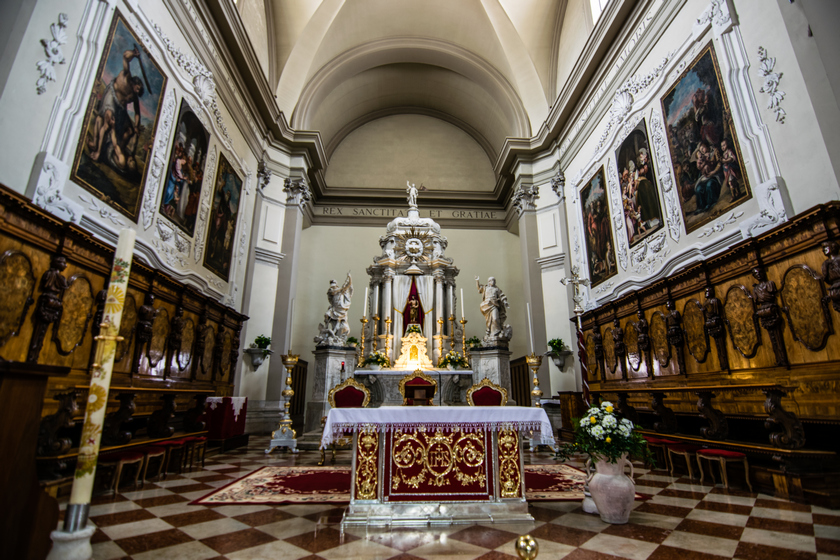 La navata principale del duomo S.Michele Arcangelo