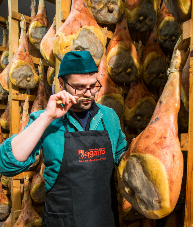 L’antica arte dell’assaggio della stagionatura attraverso lo spillo di cavallo.