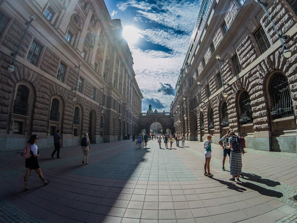 Il percorso tra archi e vie che conduce al palazzo reale Kungliga Slottet