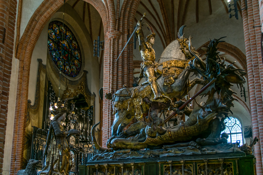 San Giorgio in sella al suo cavallo che uccide il drago per salvare la figlia del Re