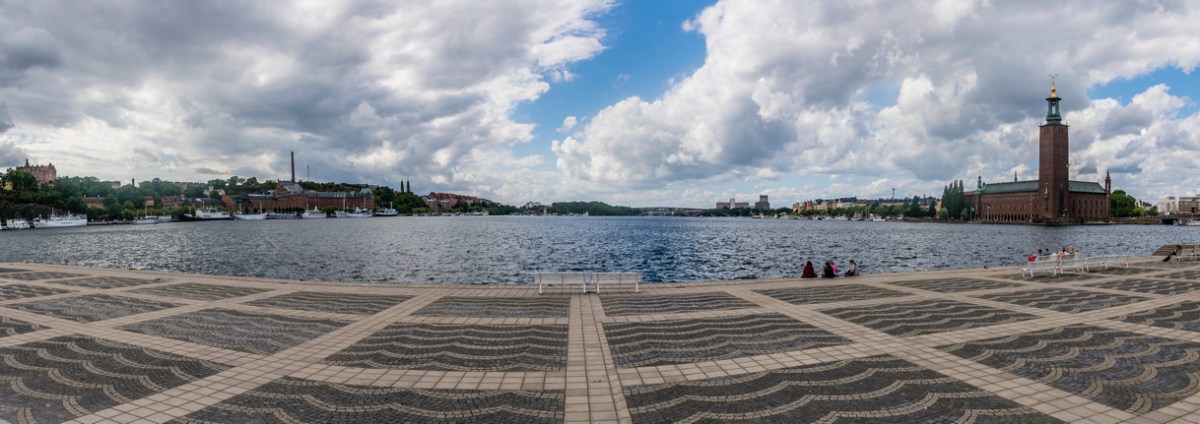 Alla fine di Gamla Stan si può ammirare il palazzo del Municipio con la torre
