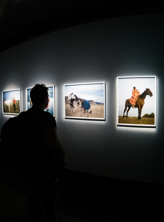 La particolare illuminazione delle foto esposte al Fotografiska