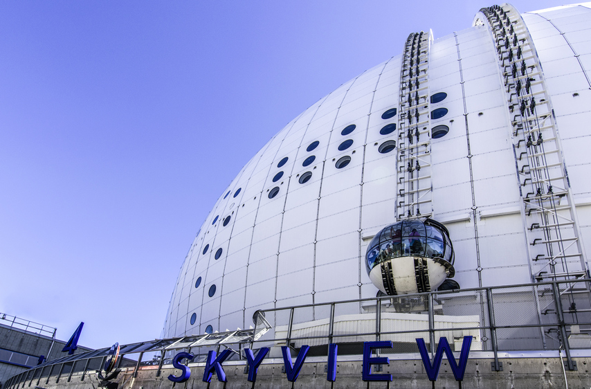 Stockholm Globe Arena è la più grande costruzione emisferica del mondo; una sfera in vetro del diametro di 4,5 metri, attraverso una rotaia, si arrampica sul suo tetto percorrendo metro dopo metro la sue pareti ricurve.