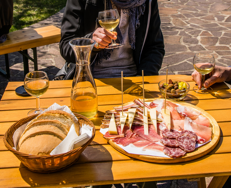 appena seduti viene offerto subito il bicchiere di benvenuto, accompagnato da una varietà di salumi, formaggi e sottaceti, il tutto rigorosamente casareccio.