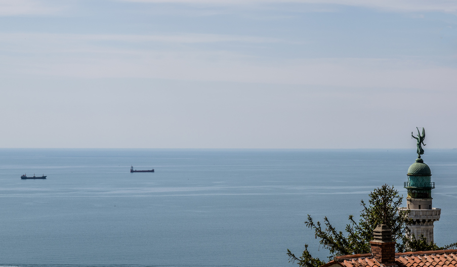 il faro della vittoria a cui tutte le navi che passano rendono omaggio