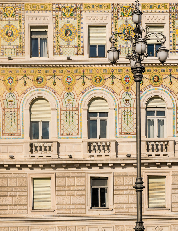 Particolare dei mosaici di Palazzo della Luogotenenza austriaca, sede della Prefettura