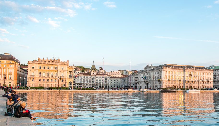 aspettando il tramonto dal Molo Audace.