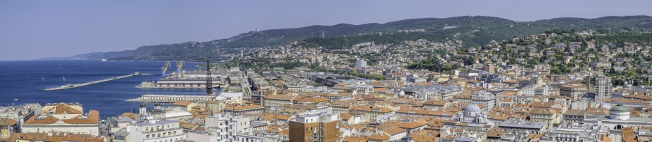 Una veduta del golfo di trieste dai bastioni del castello di san giusto